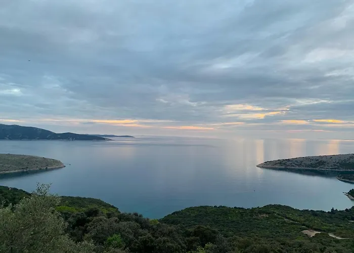 View Nyaraló Ustrine